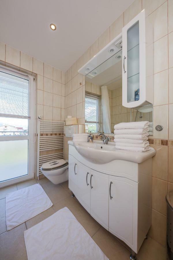 Apartman Lucija Kaštela Exteriör bild