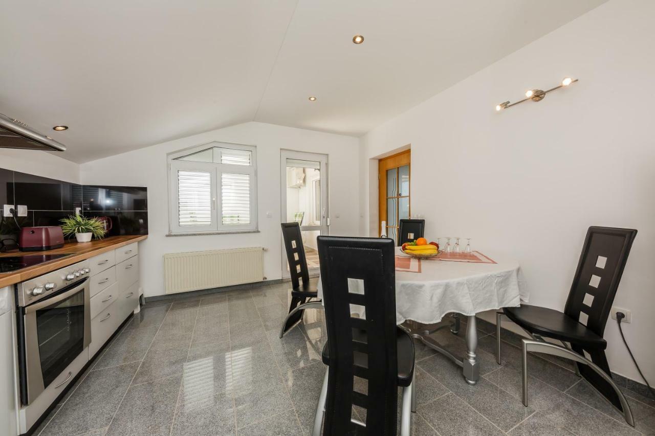 Apartman Lucija Kaštela Exteriör bild