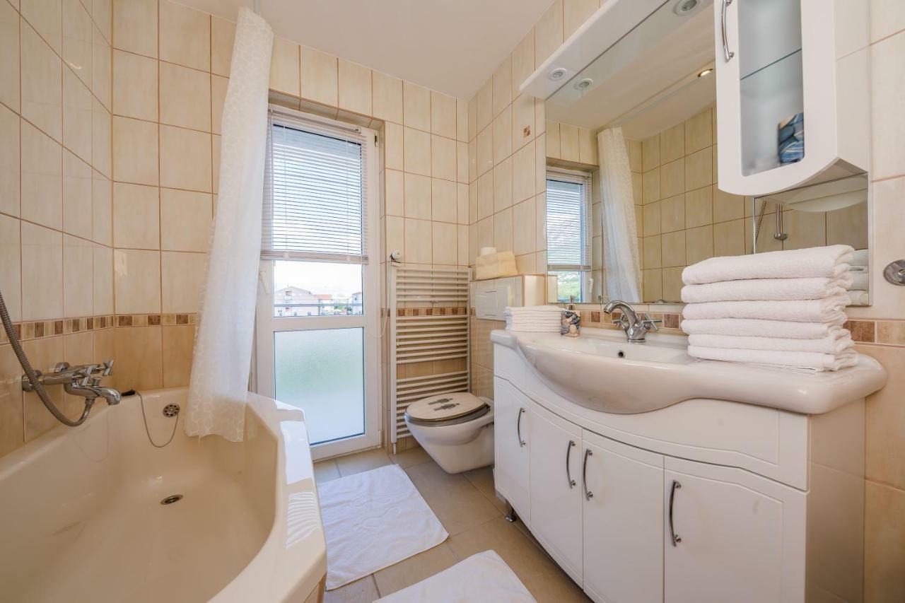 Apartman Lucija Kaštela Exteriör bild