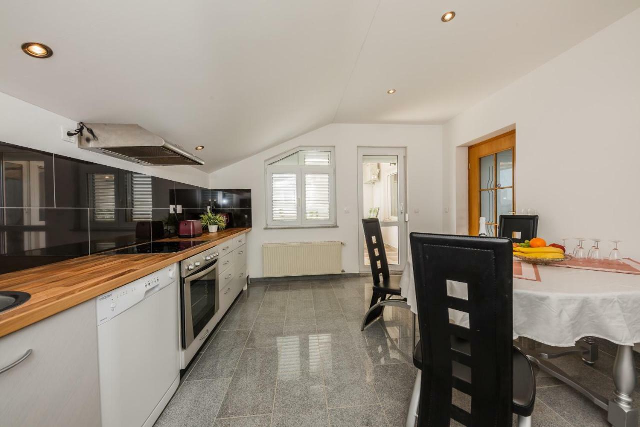 Apartman Lucija Kaštela Exteriör bild