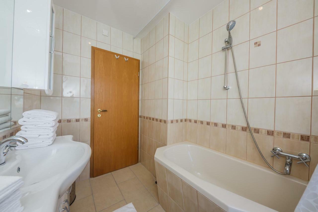 Apartman Lucija Kaštela Exteriör bild